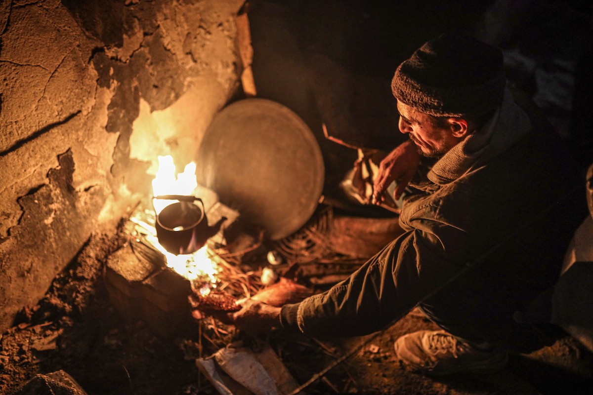 عائلات نازحة تتجمع حول النار للتدفئة في مدينة غزة في ظل الأجواء الباردة، 30 ديسمبر/كانون الأول 2025. تصوير: عمر أشتوي