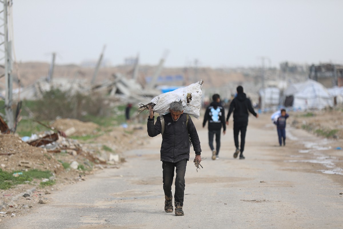 فتح الجيش الإسرائيلي مجرى وادي غزة، مما أدى إلى ارتفاع منسوب المياه إلى مستوى الجسر. وقد فاقم هذا الوضع معاناة العائلات النازحة التي كانت تقيم في خيام بالمنطقة بعد أن فاض الوادي وجرف خيامها، 29 ديسمبر/كانون الأول 2025. صورة: رمزي أبو عامر