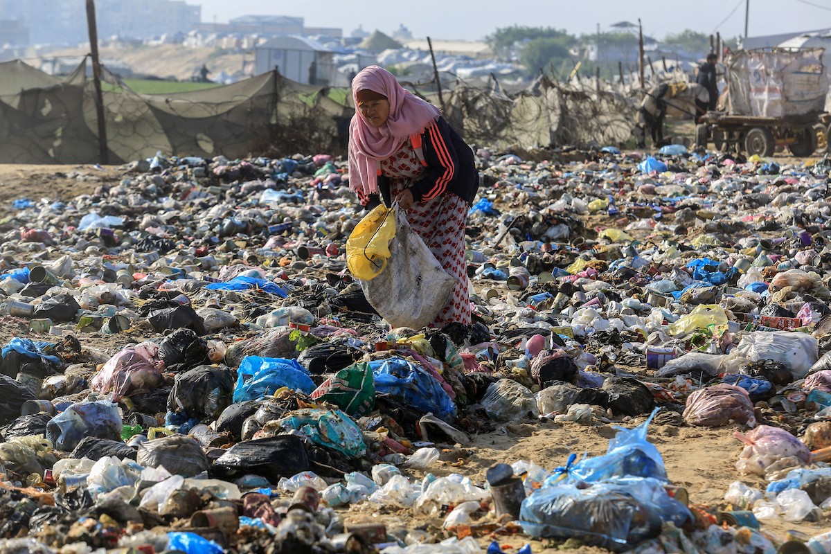 ١٣ ديسمبر/كانون الأول ٢٠٢٥، الأراضي الفلسطينية، نازحون فلسطينيون يبحثون في القمامة في مكب النفايات شمال خان يونس، بحثًا عن البلاستيك أو الورق لإشعال النار للطهي، بسبب انقطاع الغاز. ( عبد رحيم خطيب/وكالة الأنباء الألمانية عبر زوما برس)
