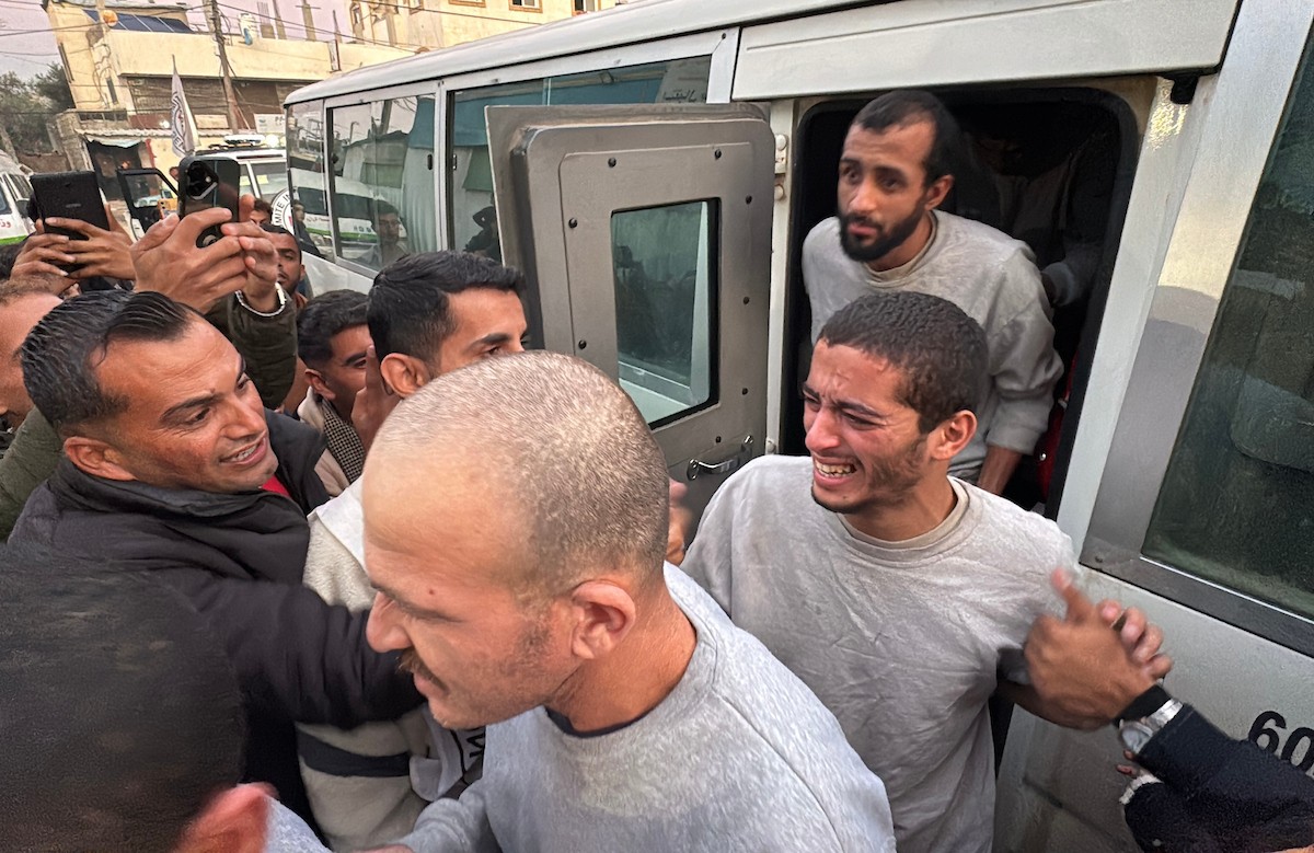 ُنقل أسرى فلسطينيون أُفرج عنهم من قبل الجيش الإسرائيلي إلى مستشفى شهداء الأقصى لإجراء فحوصات طبية، دير البلح، بتاريخ 17 ديسمبر/كانون الأول 2025. (صورة: أحمد إبراهيم/وكالة الأنباء الفلسطينية)