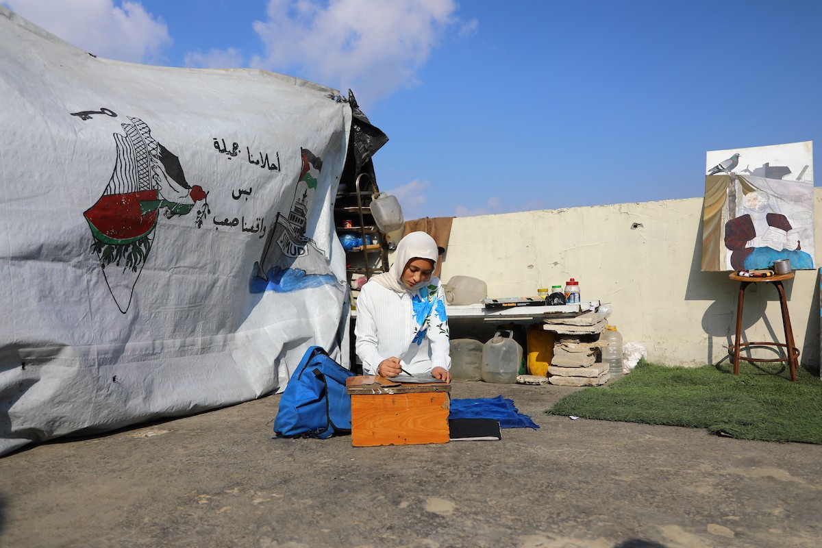 الطفلة النازحة سارة سعدة (14 عامًا) تمارس شغفها الفني بالرسم في خيمتها بمدينة غزة،23 ديسمبر/كانون الأول 2025 تصوير: عمر أشتوي