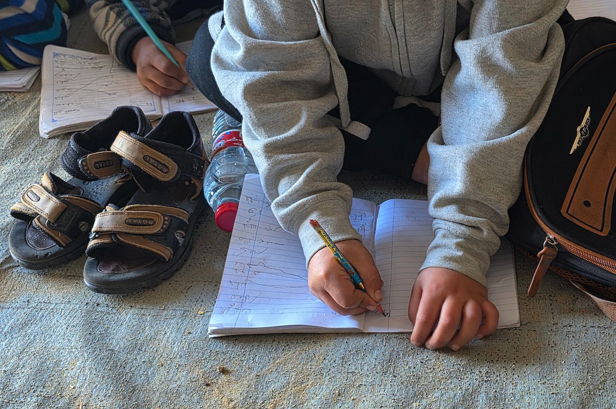 يدرس الطلاب داخل 