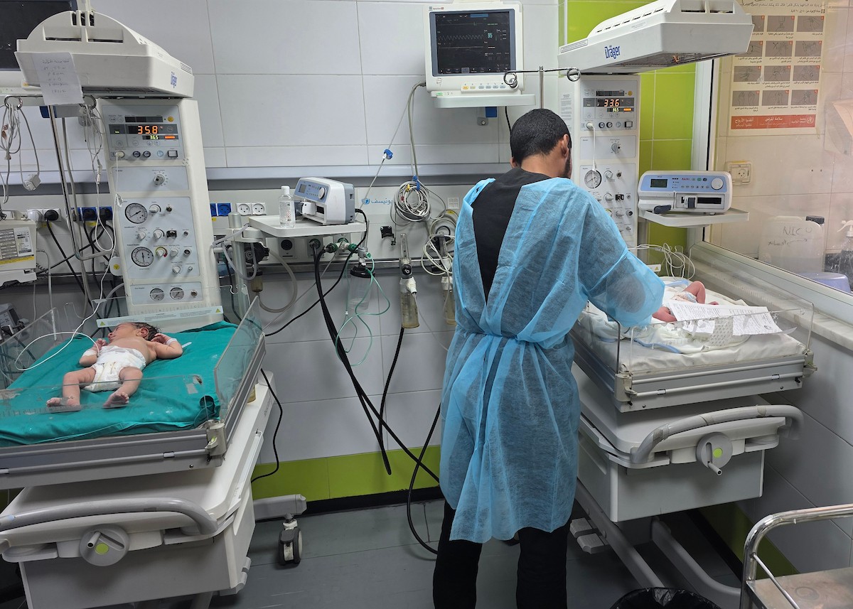 توفي الرضيع الفلسطيني سعيد عابدين، البالغ من العمر شهراً واحداً، نتيجة البرد القارس في خان يونس، جنوب قطاع غزة، ليرتفع بذلك عدد ضحايا العاصفة إلى 13. صور : طارق محمد/ (APA)