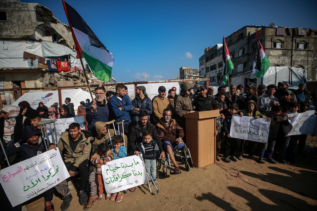 وقفة احتجاجية في غزة تطالب بتسريع جهود إعادة الإعمار وإدخال بيوت متنقلة بدلاً من الخيام التي لا تصلح للسكن في ظلّ موجة المنخفض الجوي التي تؤثر على قطاع غزة، 17 ديسمبر/كانون الأول 2025.صور: عمر أشتوي