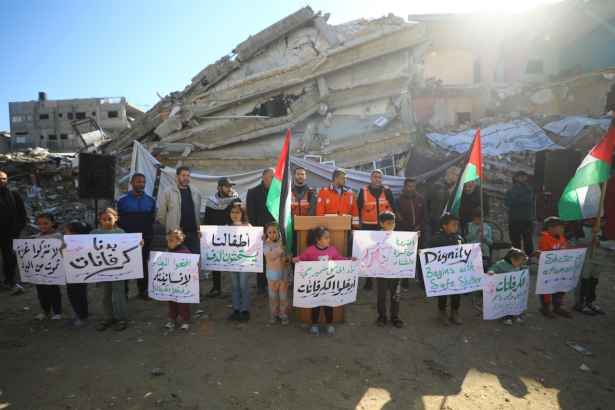 وقفة احتجاجية أمام منزل عائلة لبد المنهار على سكانه في مدينة غزة للمطالبة بتسريع جهود إعادة الإعمار وتوفير منازل متنقلة بدلاً من الخيام، 24 ديسمبر/كانون الأول 2025. تصوير: عمر أشتوي