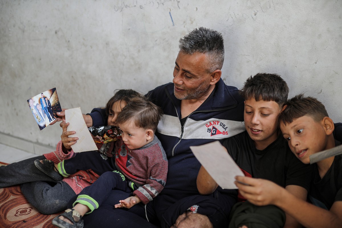 مجدي ريحان، الفلسطيني مبتور الساق، البالغ من العمر 44 عامًا، يعيش مع أطفاله الأربعة في مخيم جباليا شمال غزة بعد استشهاد (11).jpg