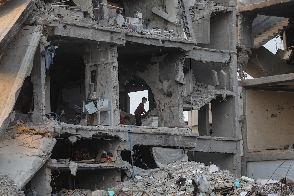 يواصل الفلسطينيون النازحون حياتهم اليومية في ظل ظروف صعبة داخل خيام النزوح المنتشرة وسط الدمار في حي الزيتون، جنوب شرق مدينة غزة، في 9 ديسمبر/كانون الأول 2025. تصوير: عمر أشتوي