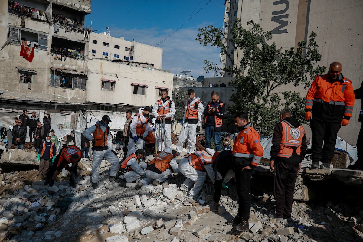 تواصل فرق الدفاع المدني، مستخدمةً آليات مصرية ثقيلة، عمليات البحث للوصول إلى جثث الفلسطينيين الذين سقطوا في هجمات إسرائيلية والمدفونين تحت الأنقاض في مدينة غزة، في 15 ديسمبر/كانون الأول 2025