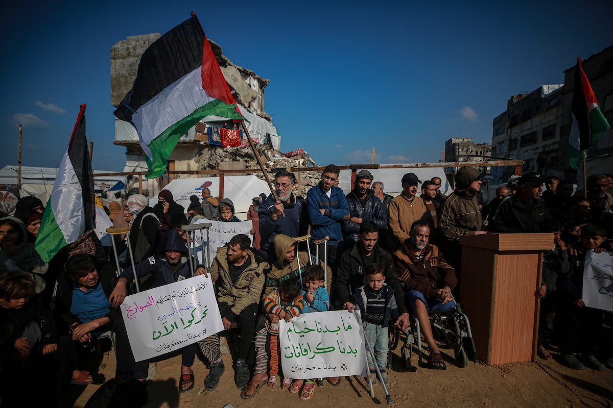 وقفة احتجاجية في غزة تطالب بتسريع جهود إعادة الإعمار وإدخال بيوت متنقلة بدلاً من الخيام التي لا تصلح للسكن في ظلّ موجة المنخفض الجوي التي تؤثر على قطاع غزة، 17 ديسمبر/كانون الأول 2025.صور: عمر أشتوي