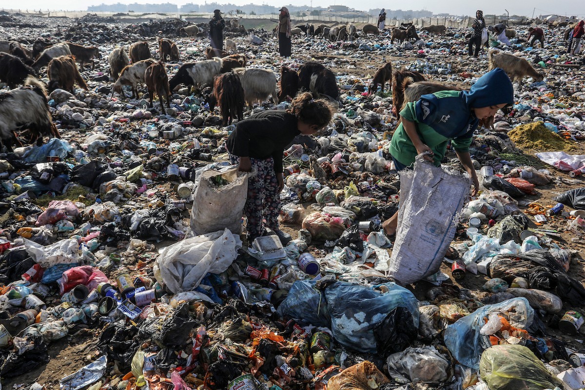 ١٣ ديسمبر/كانون الأول ٢٠٢٥، الأراضي الفلسطينية، نازحون فلسطينيون يبحثون في القمامة في مكب النفايات شمال خان يونس، بحثًا عن البلاستيك أو الورق لإشعال النار للطهي، بسبب انقطاع الغاز. ( عبد رحيم خطيب/وكالة الأنباء الألمانية عبر زوما برس)