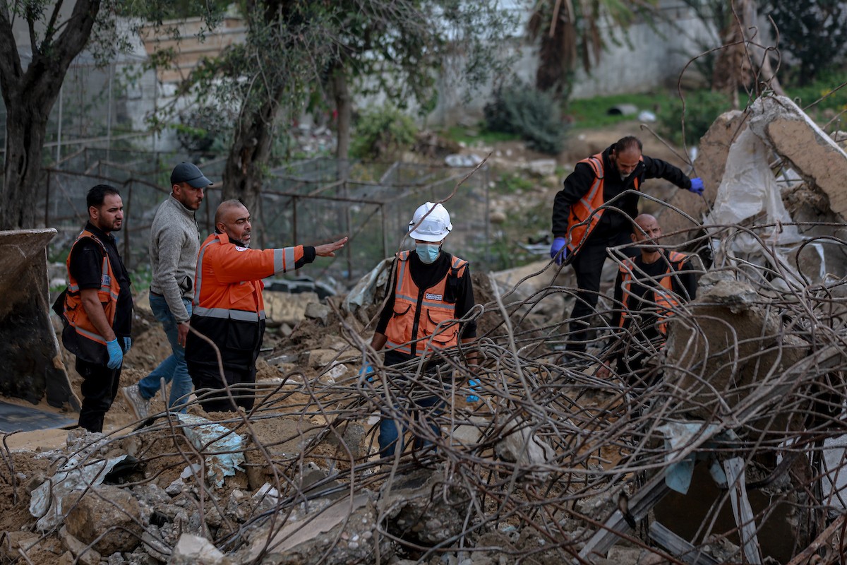 عمال الدفاع المدني الفلسطيني يبحثون عن جثث في مبنى منهار يعود لعائلة سالم، استُهدف بغارات إسرائيلية في بداية الحرب، في شارع الجلاء بمدينة غزة، يوم الاثنين 15 ديسمبر/كانون الأول 2025. صورة: عمر أشتوي