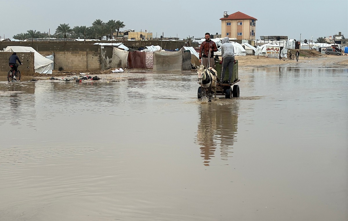يُعاني الفلسطينيون من الفيضانات التي أعقبت هطول أمطار غزيرة على دير البلح