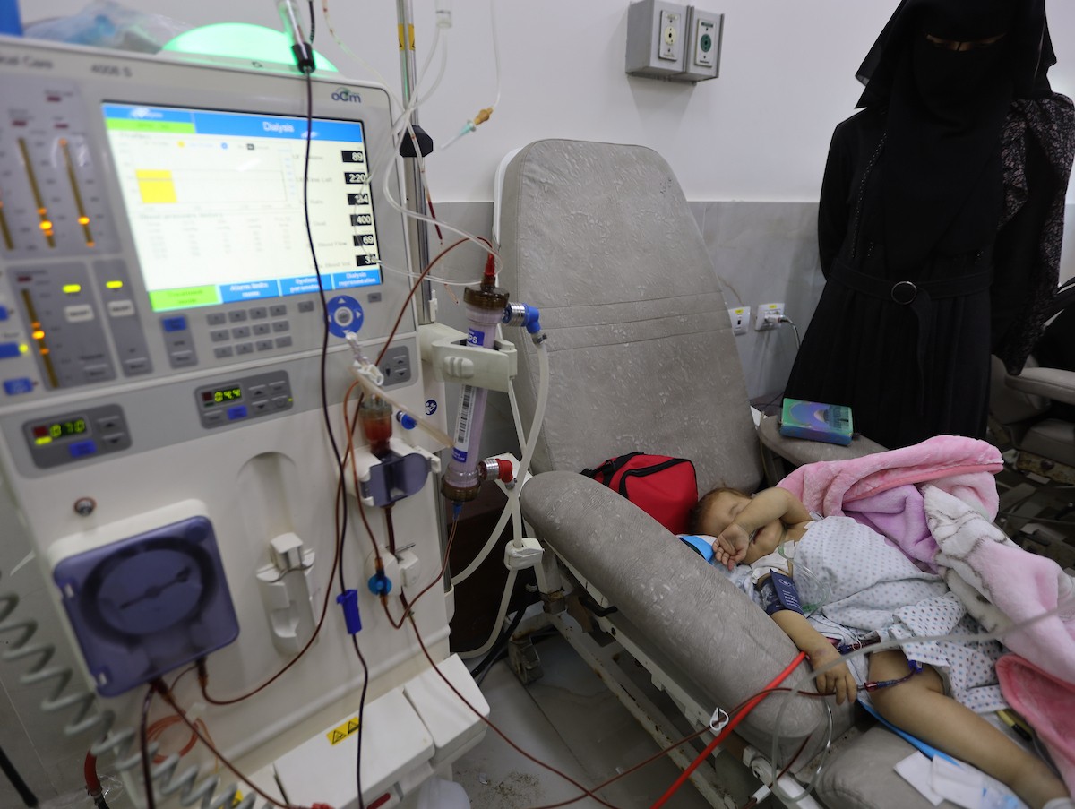 تتلقى الطفلة الفلسطينية سما أبو عجوة، المصابة بمرض نادر، رعاية طبية محدودة في مستشفى الشفاء بمدينة غزة، 19 ديسمبر/كانون الأول 2025. تصوير: عمر أشتوي