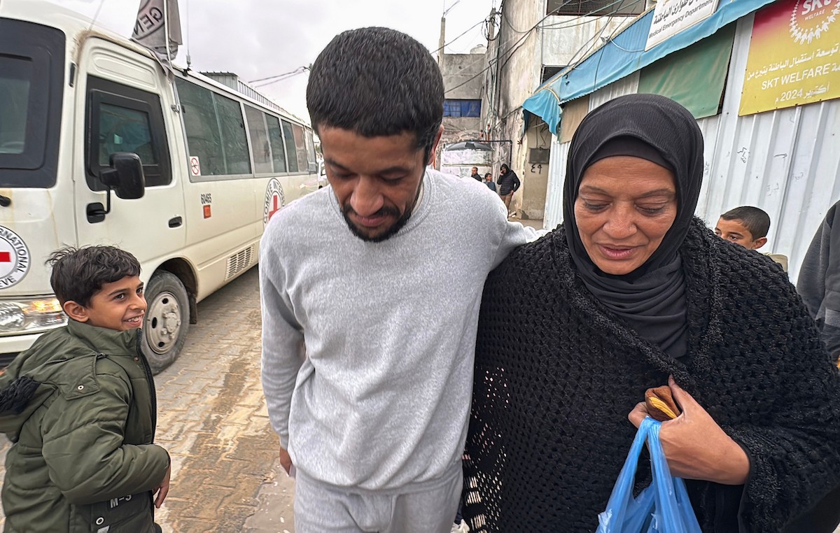 نقل أسرى فلسطينيين أفرج عنهم الجيش الإسرائيلي بواسطة سيارات تابعة للصليب الأحمر إلى مستشفى شهداء الأقصى لإجراء فحوصات طبية في دير البلح، وسط قطاع غزة، بتاريخ 28 ديسمبر/كانون الأول 2025. تصوير: أحمد إبراهيم