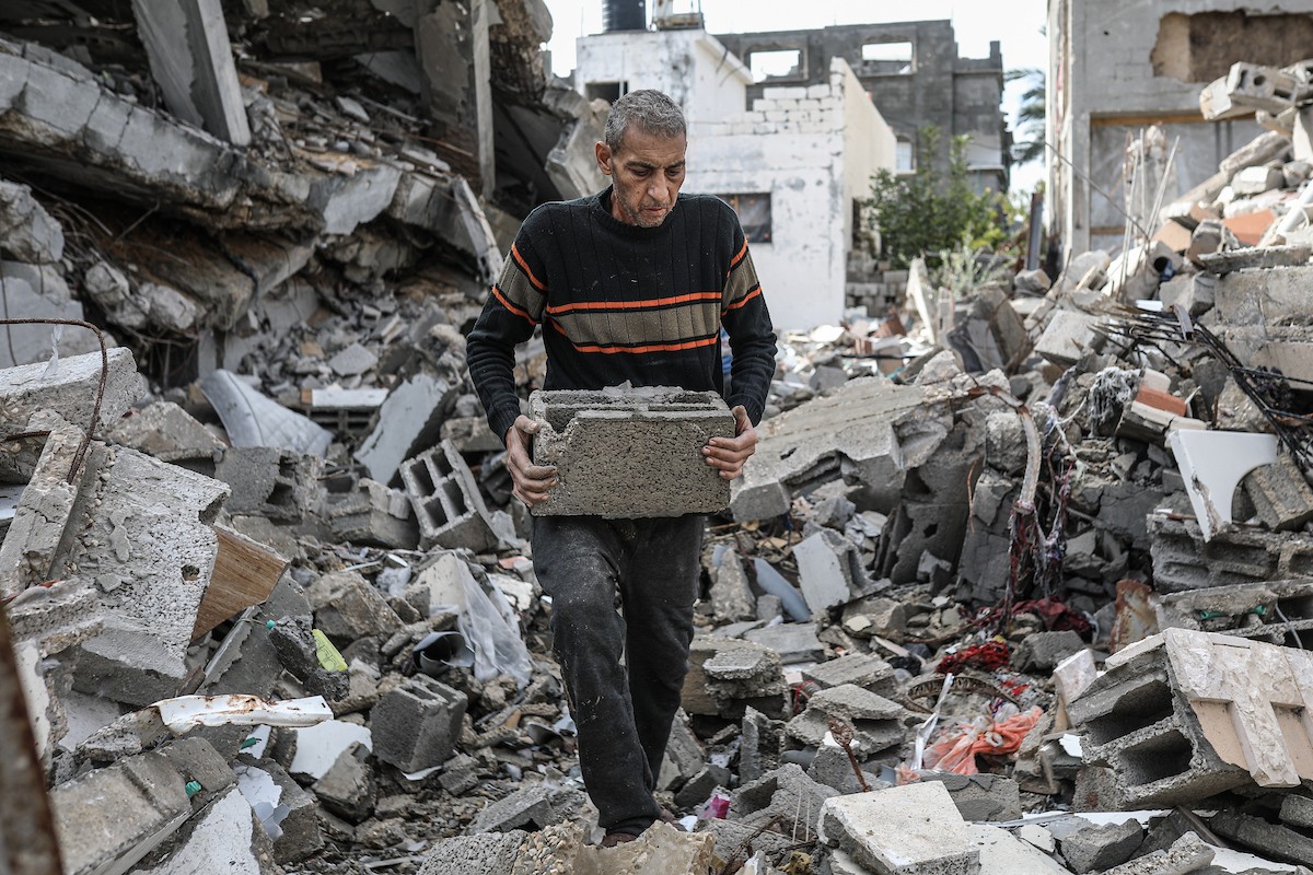 الفلسطيني أحمد المبحوح، مريض سرطان، يبني منزلاً طينياً بيديه في مخيم البريج للاجئين وسط قطاع غزة، 15 ديسمبر/كانون الأول 2025. عدسة: رمزي أبو عامر