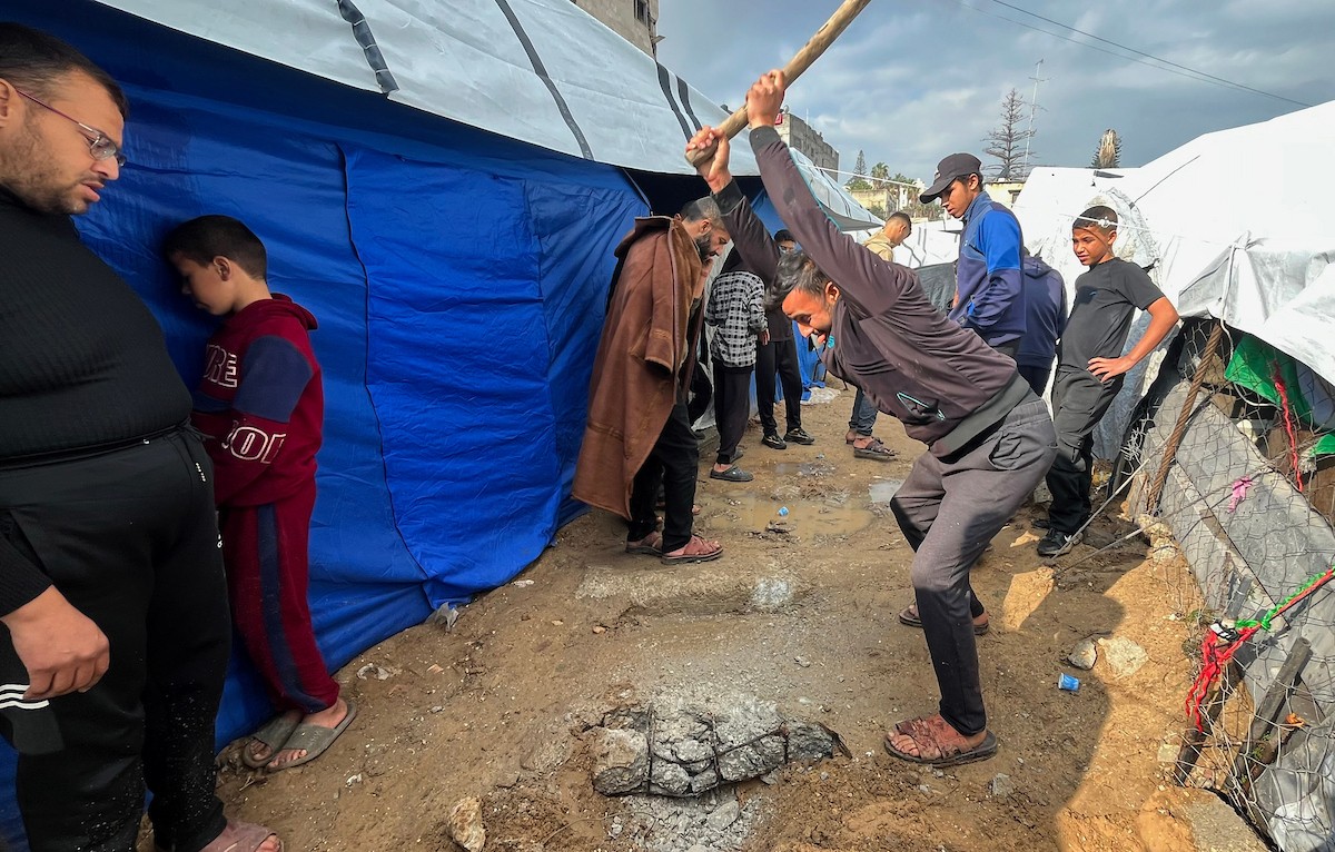 يُعاني النازحون الفلسطينيون من الفيضانات التي اجتاحت خيامهم إثر هطول أمطار غزيرة في غزة، 11 ديسمبر/كانون الأول 2025.