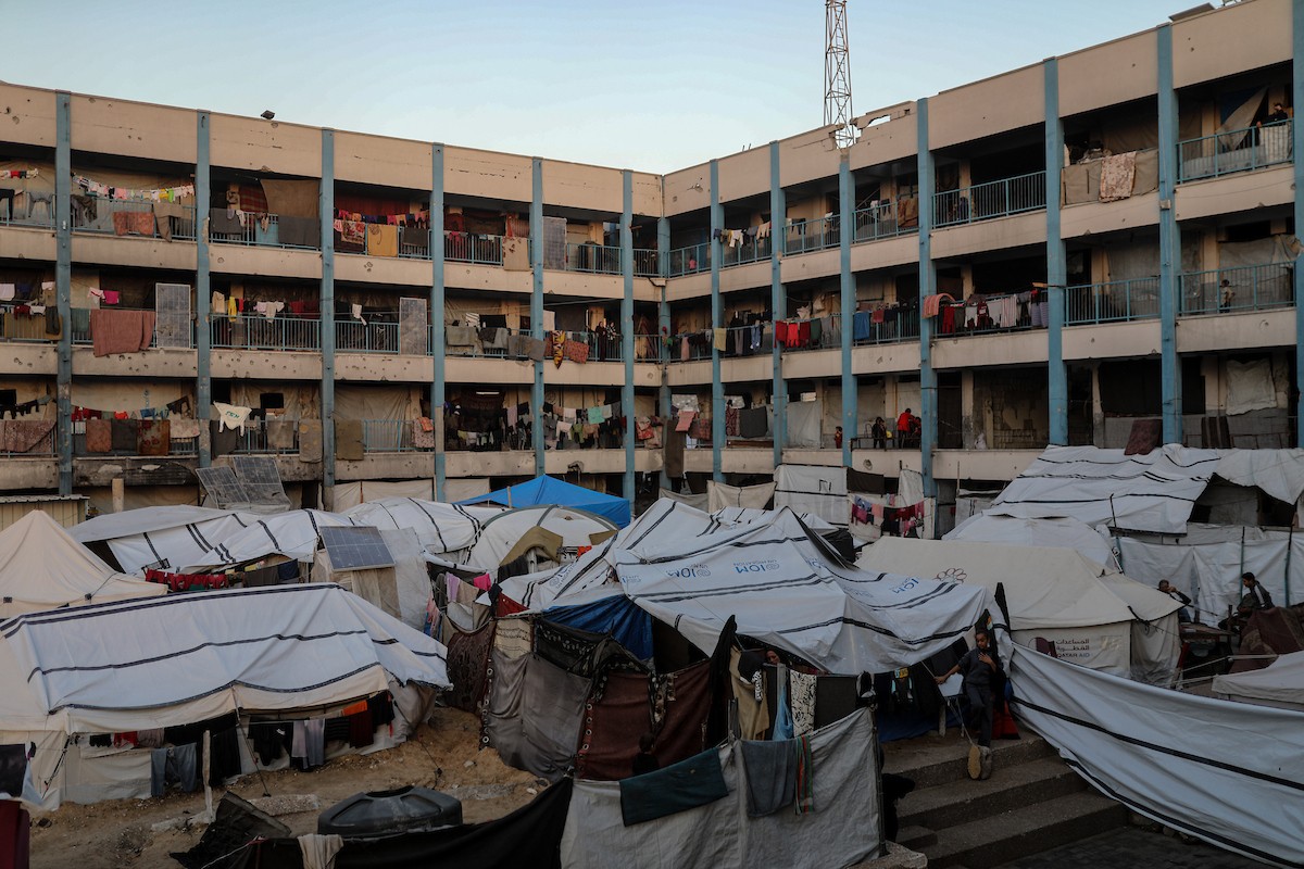 يواصل الفلسطينيون حياتهم اليومية في ظل ظروف صعبة في مدارس الأونروا بمدينة غزة في الأول من ديسمبر/كانون الأول 2025