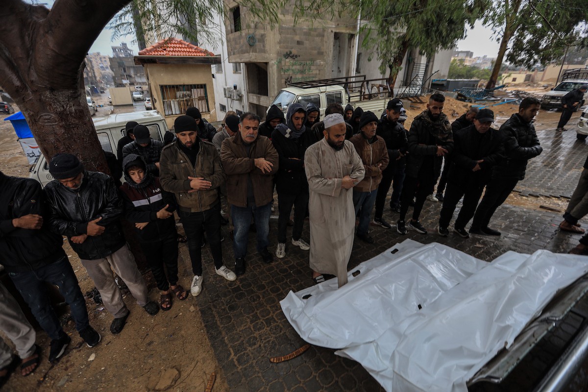 شُيّع الفلسطينيون جثامين عدد من الضحايا الذين سقطوا جراء انهيار مبانٍ متداعية بفعل الأمطار الغزيرة في مدينة غزة.تصوير: عمر أشتوي
