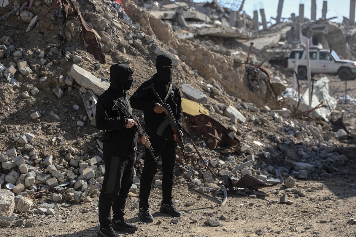 تُجري كتائب القسام واللجنة الدولية للصليب الأحمر ووفد مصري جهود بحث لانتشال جثث أسرى إسرائيليين في جباليا شمال قطاع غزة في الأول من ديسمبر/كانون الأول 2025