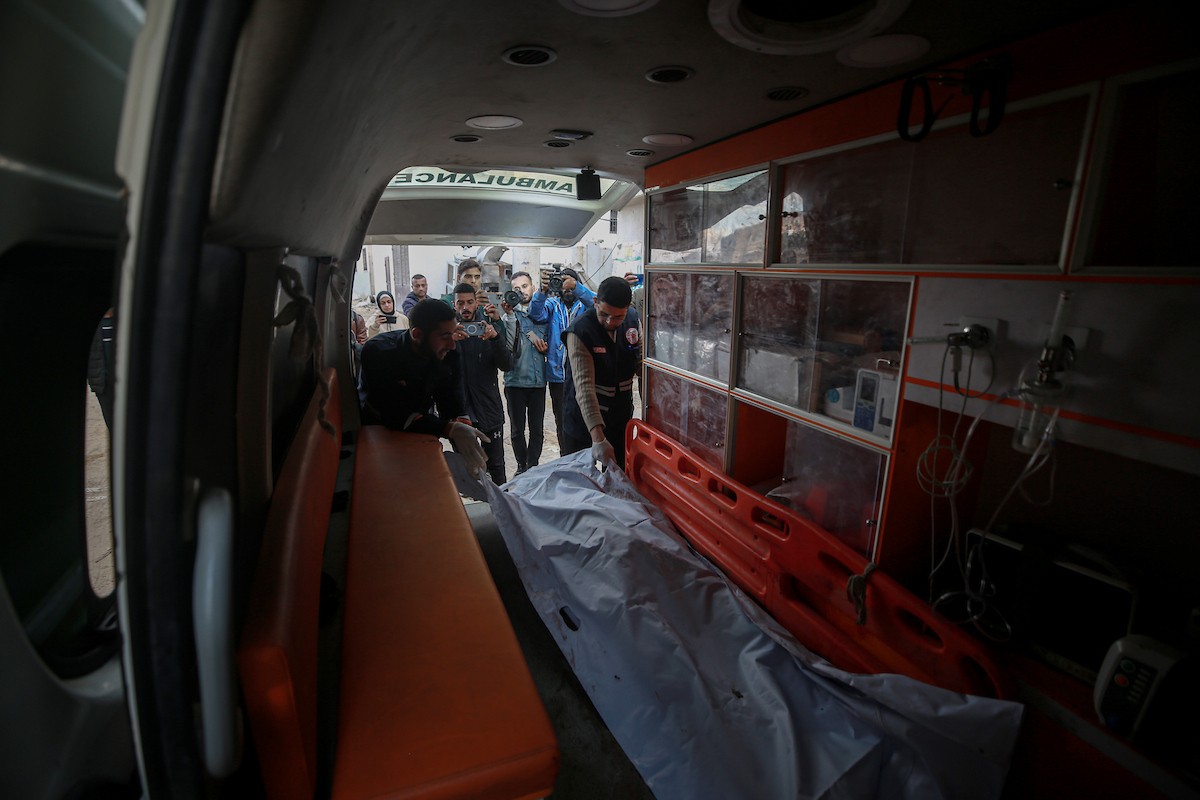 وصول عدد من الجثامين إلى مستشفى الشفاء في غزة عقب غارة جوية إسرائيلية استهدفت سيارة غرب مدينة غزة، في 13 ديسمبر/كانون الأول 2025.صور: عمر أشتوي