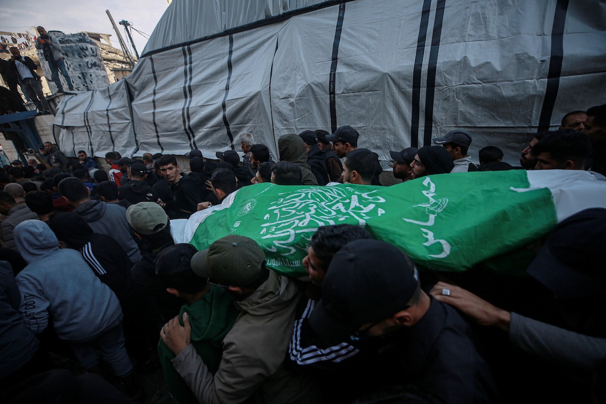 شارك فلسطينيون في موكب جنازة رائد سعيد، القائد البارز في كتائب عز الدين القسام، الجناح العسكري لحركة حماس، وثلاثة من معاونيه، الذين قُتلوا في غارة جوية إسرائيلية في اليوم السابق، في 14 ديسمبر/كانون الأول 2025