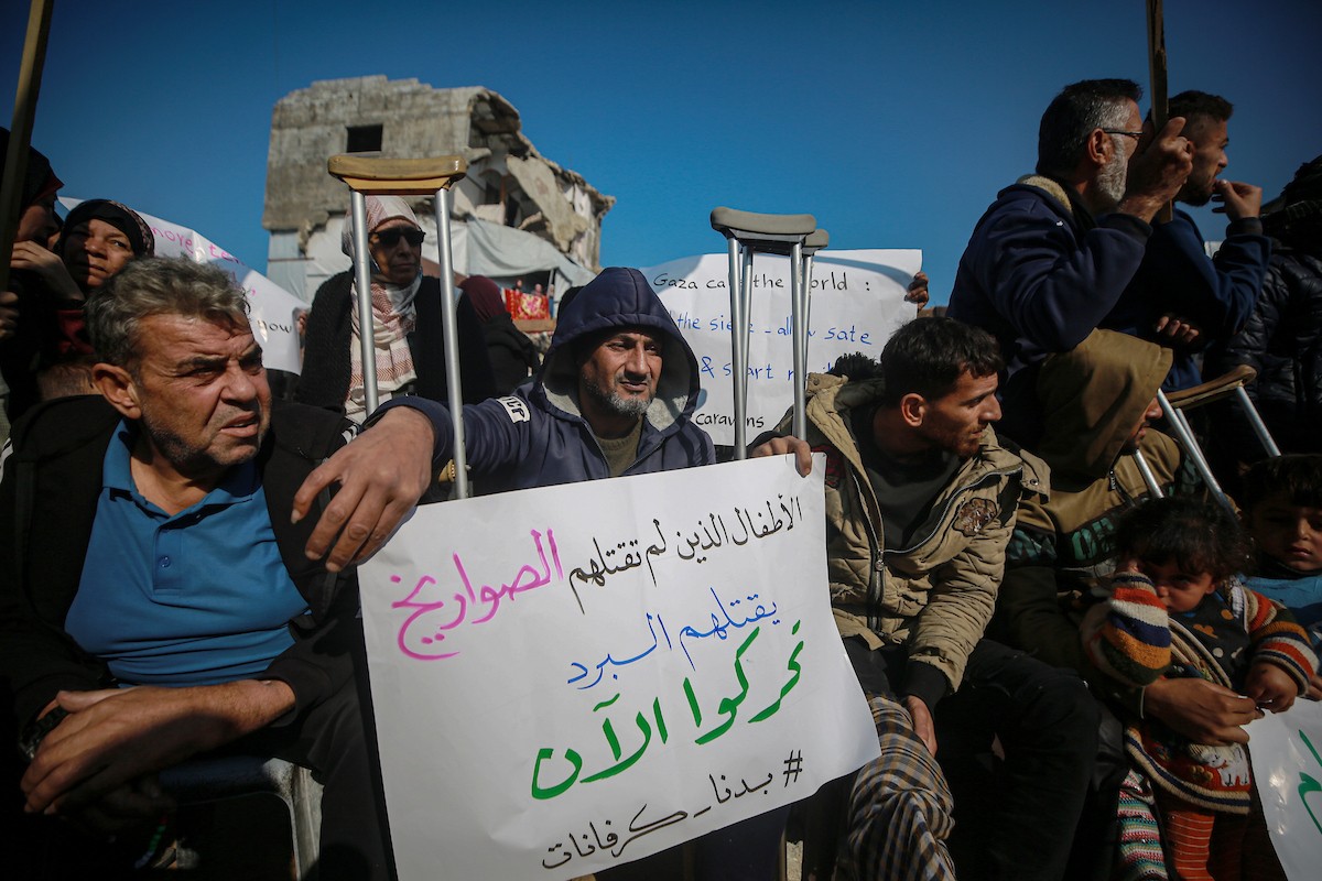وقفة احتجاجية في غزة تطالب بتسريع جهود إعادة الإعمار وإدخال بيوت متنقلة بدلاً من الخيام التي لا تصلح للسكن في ظلّ موجة المنخفض الجوي التي تؤثر على قطاع غزة، 17 ديسمبر/كانون الأول 2025.صور: عمر أشتوي