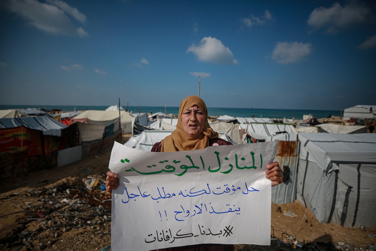 وقفة احتجاجية في غزة تطالب بتسريع جهود إعادة الإعمار وإدخال بيوت متنقلة بدلاً من الخيام التي لا تصلح للسكن في ظلّ موجة المنخفض الجوي التي تؤثر على قطاع غزة، 17 ديسمبر/كانون الأول 2025.صور: عمر أشتوي