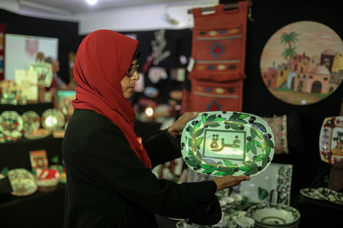 فلسطينيون يحضرون معرضًا يعرض منتجات يدوية من صنع مجموعة من الحرفيين الصم في مدينة غزة