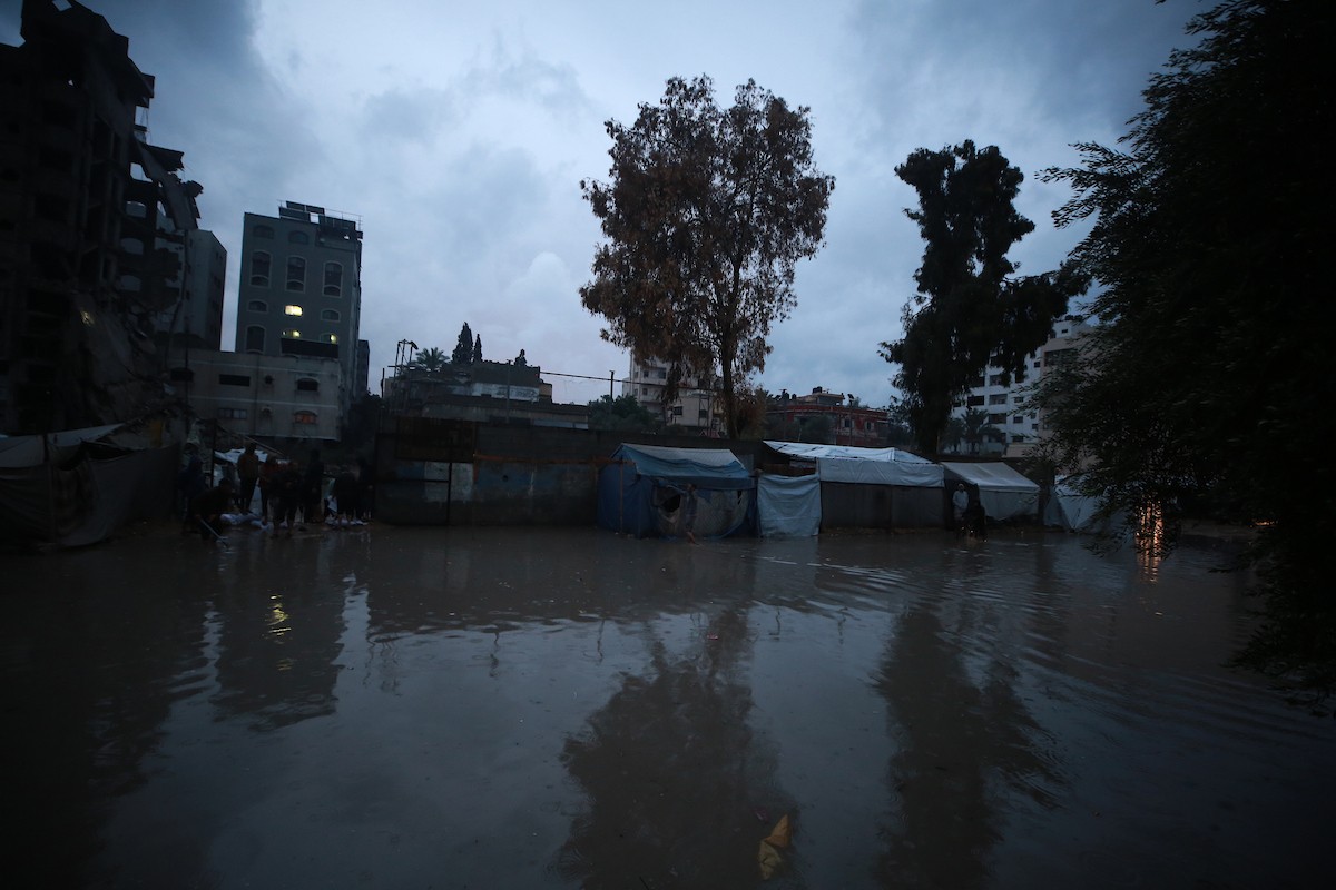 النازحون الفلسطينيون يواجهون برداً قارساً في الخيام بمدينة غزة، 15 ديسمبر/كانون الأول 2025. تصوير: عمر أشتوي