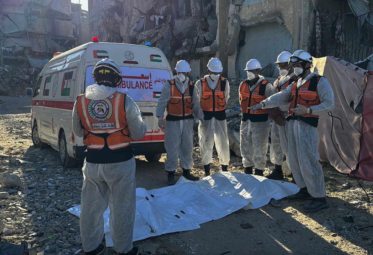 انتشلت فرق الدفاع المدني في محافظة خان يونس جثث أربعة أطفال من منزل عائلة أبو حضروس في حي الأمل، بعد عام ونصف من استهداف المنزل خلال الحرب الإسرائيلية، 21 ديسمبر/كانون الأول 2025. تصوير: طارق محمد/(APA )