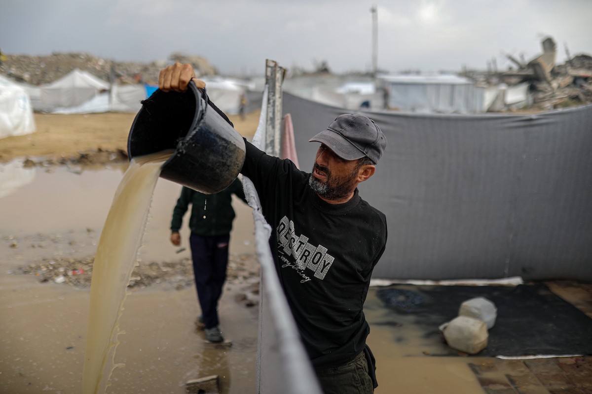 يُعاني النازحون الفلسطينيون من الفيضانات التي اجتاحت خيامهم إثر هطول أمطار غزيرة في غزة، 11 ديسمبر/كانون الأول 2025.