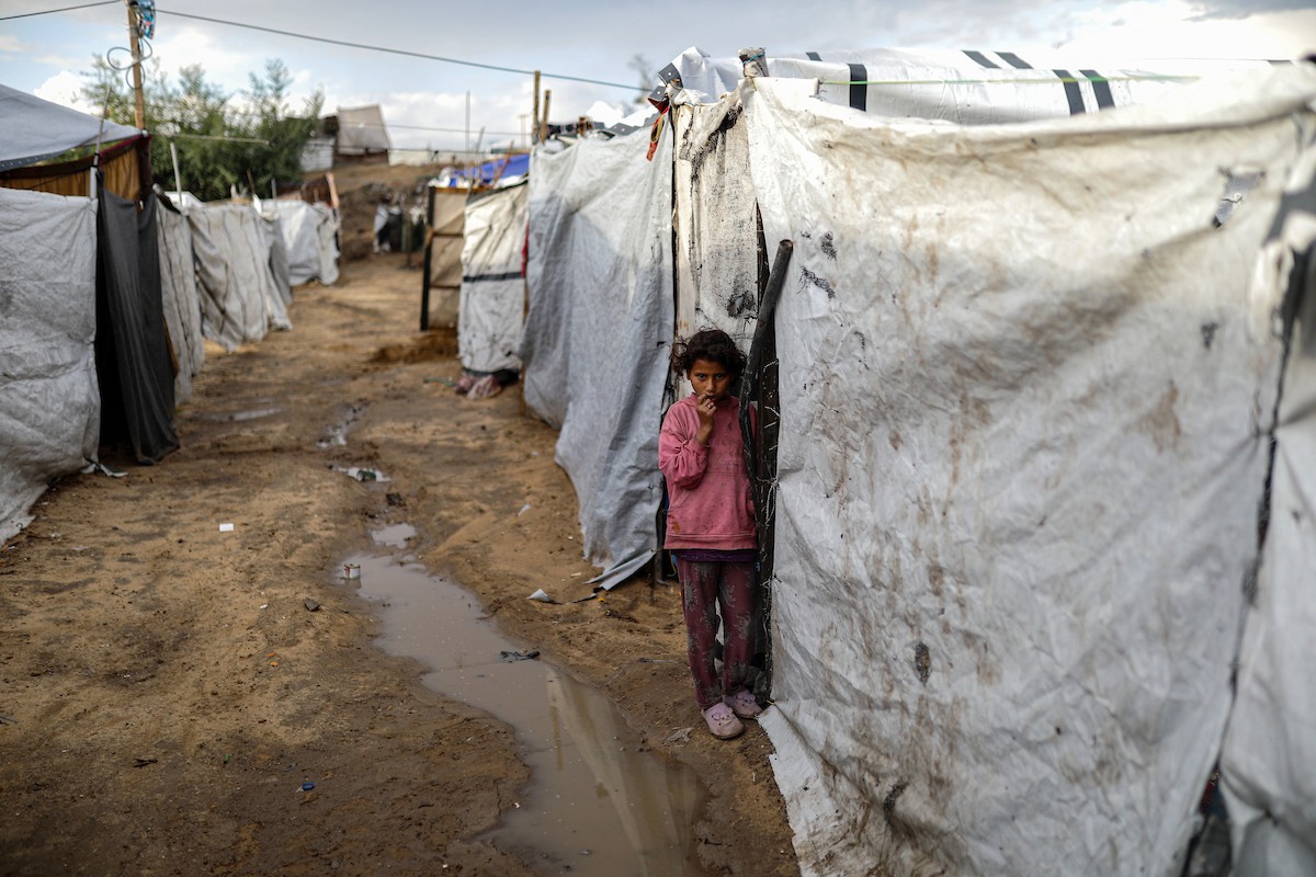 يُعاني النازحون الفلسطينيون من الفيضانات التي اجتاحت خيامهم إثر هطول أمطار غزيرة في غزة، 11 ديسمبر/كانون الأول 2025.