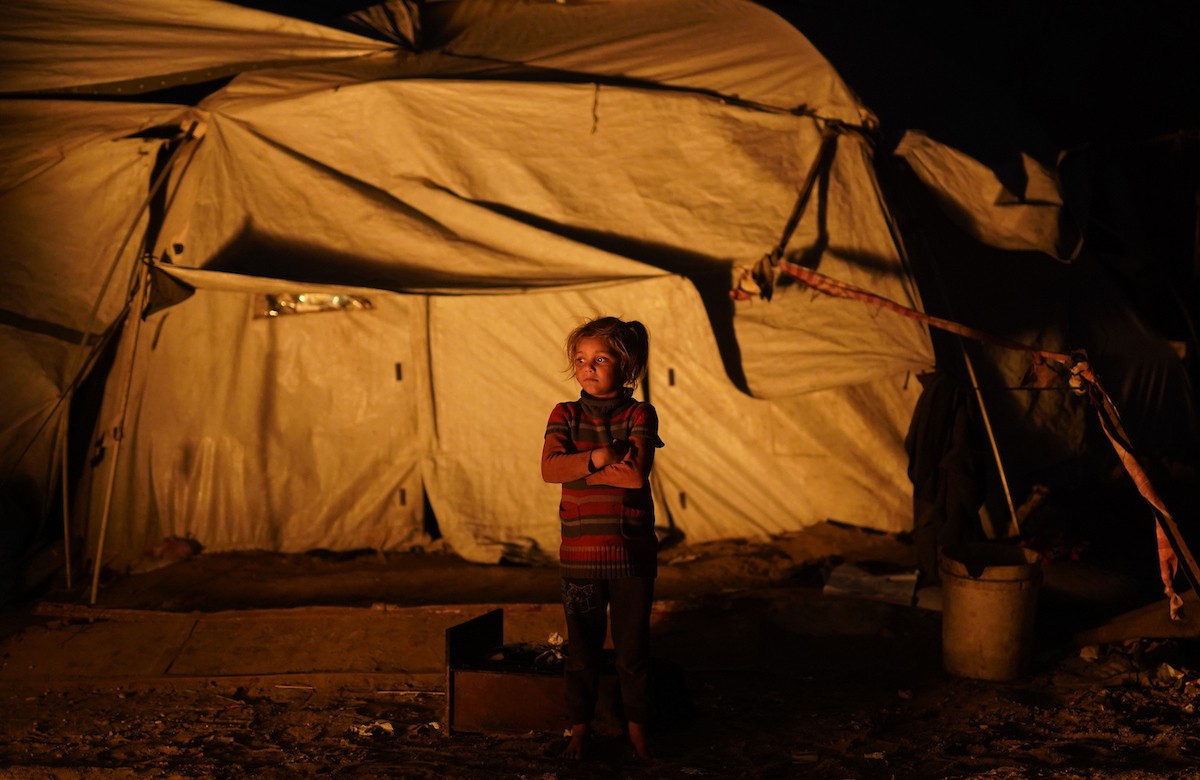 يعيش الفلسطينيون حياتهم اليومية الصعبة ليلاً في خيام نصبت في شوارع مدينة غزة، 5 ديسمبر/كانون الأول 2025.تصوير: عمر أشتوي