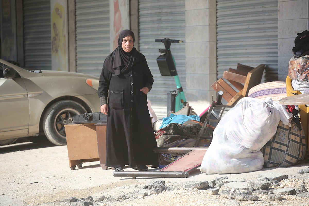 فلسطينيون يحملون أمتعتهم بعد إجبارهم على مغادرة منازلهم على يد القوات الإسرائيلية خلال مداهمة مخيم نور شمس للاجئين في طولكرم، بالضفة الغربية المحتلة، في 17 ديسمبركانون الأول 2025. صورة محمد ناصر