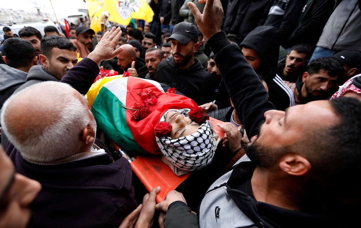 شارك فلسطينيون في موكب جنازة عمار ياسر صباح في بلدة توقوع، قرب بيت لحم في الضفة الغربية، بعد وفاته متأثراً بجراحه إثر إصابته برصاص القوات الإسرائيلية