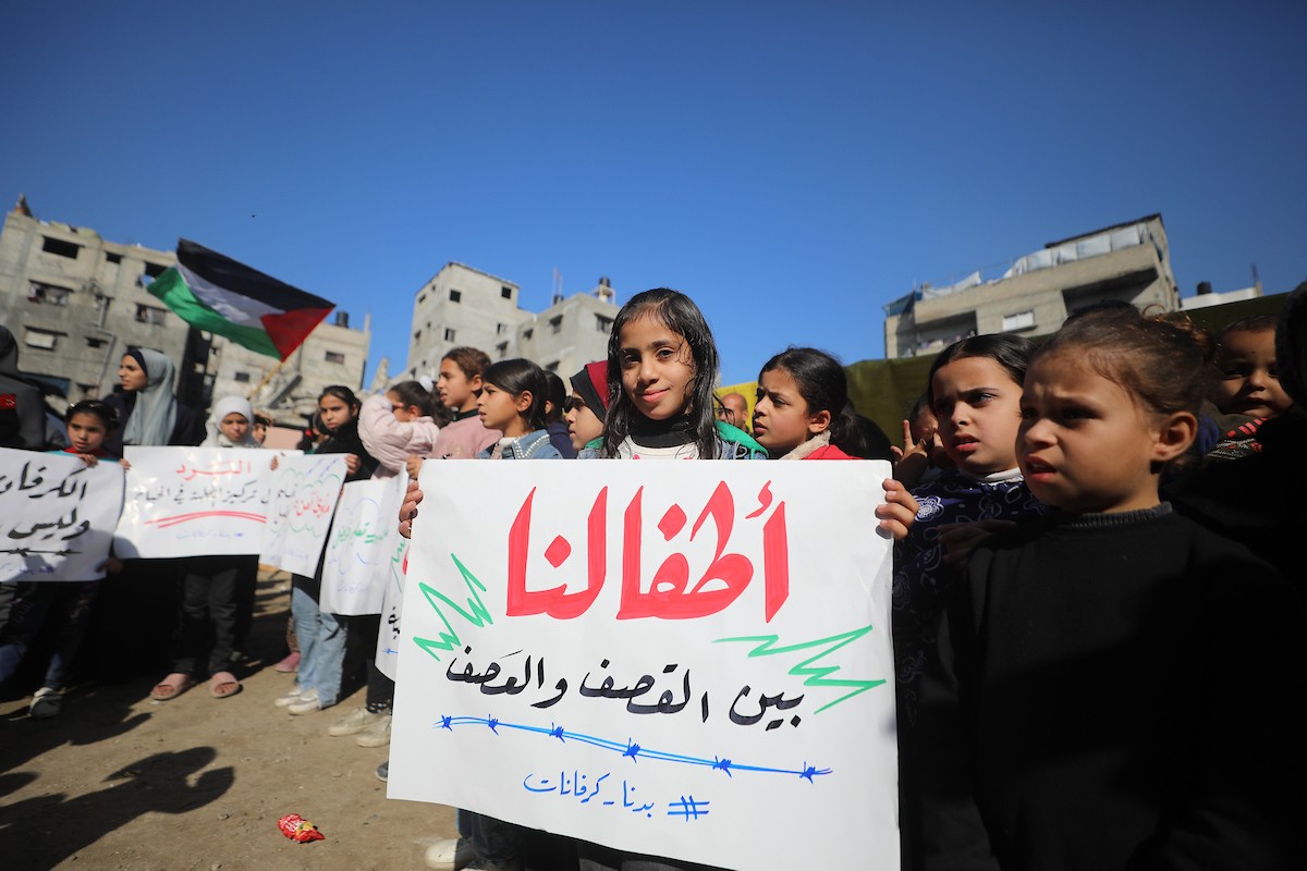 شارك أطفال فلسطينيون في احتجاج بمدينة غزة، مطالبين ببيئة تعليمية آمنة وكريمة بدلاً من الخيام التي يتلقون فيها دروسهم حالياً، ديسمبر/كانون الأول 2025. تصوير: عمر أشتوي
