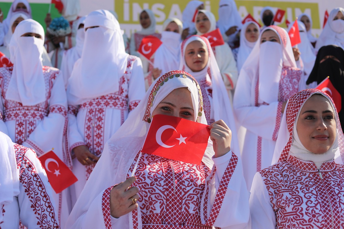 حفل زفاف جماعي لنحو 200 عريس وعروس تحت عنوان 