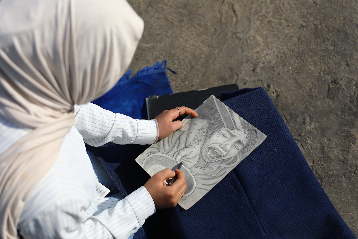 الطفلة النازحة سارة سعدة (14 عامًا) تمارس شغفها الفني بالرسم في خيمتها بمدينة غزة،23 ديسمبر/كانون الأول 2025 تصوير: عمر أشتوي
