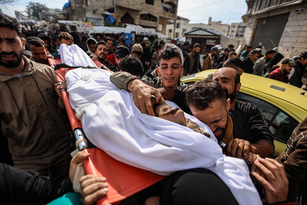 ودّع مواطنون فلسطينيون جثمان محمد بكر (35 عامًا)، وهو صياد، بعد استشهاده بنيران البحرية الإسرائيلية التي استهدفت قوارب صيد قبالة سواحل مدينة غزة، في 30 ديسمبر/كانون الأول 2025. صورة: عمر أشتوي