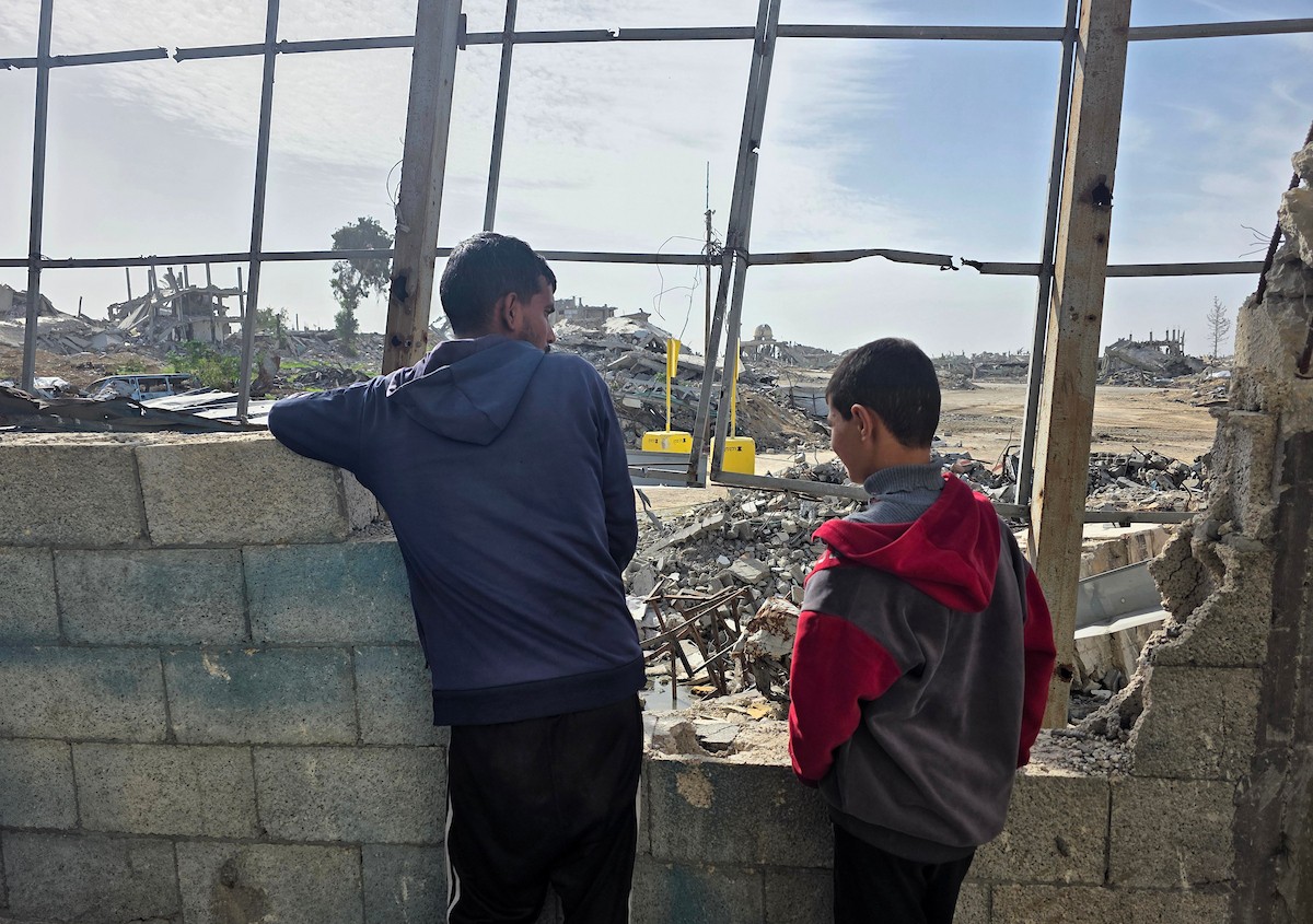 الجيش الإسرائيلي يعيد وضع الكتل الخرسانية الصفراء المُستخدمة لترسيم خط الانسحاب المؤقت داخل قطاع غزة، في بلدة بني سهيلة شرق خان يونس . تصوير: طارق محمد