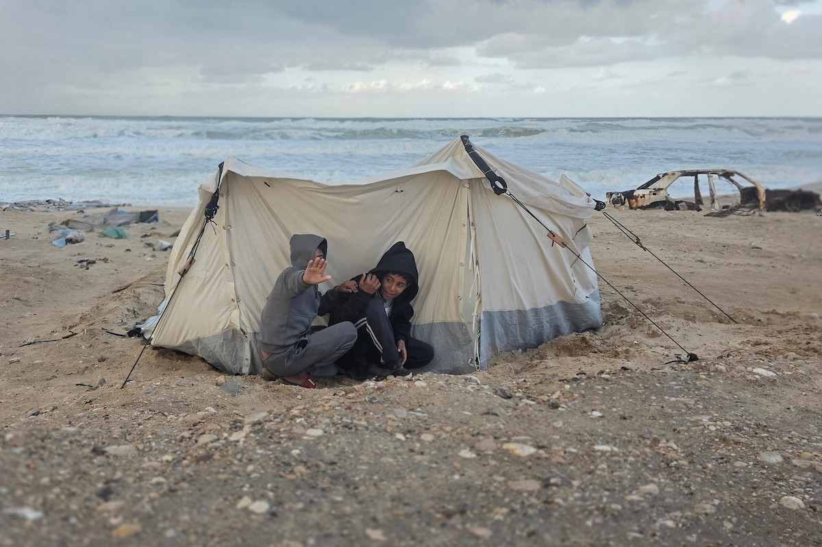 تواجه آلاف العائلات التي تعيش في خيام على شاطئ المواصي في خان يونس، جنوب قطاع غزة، مأساة إنسانية بعد أن جرفت مياه البحر خيامها، تاركةً الأطفال والنساء بلا مأوى.، 29 ديسمبر/كانون الأول 2025.صورة: طارق محمد