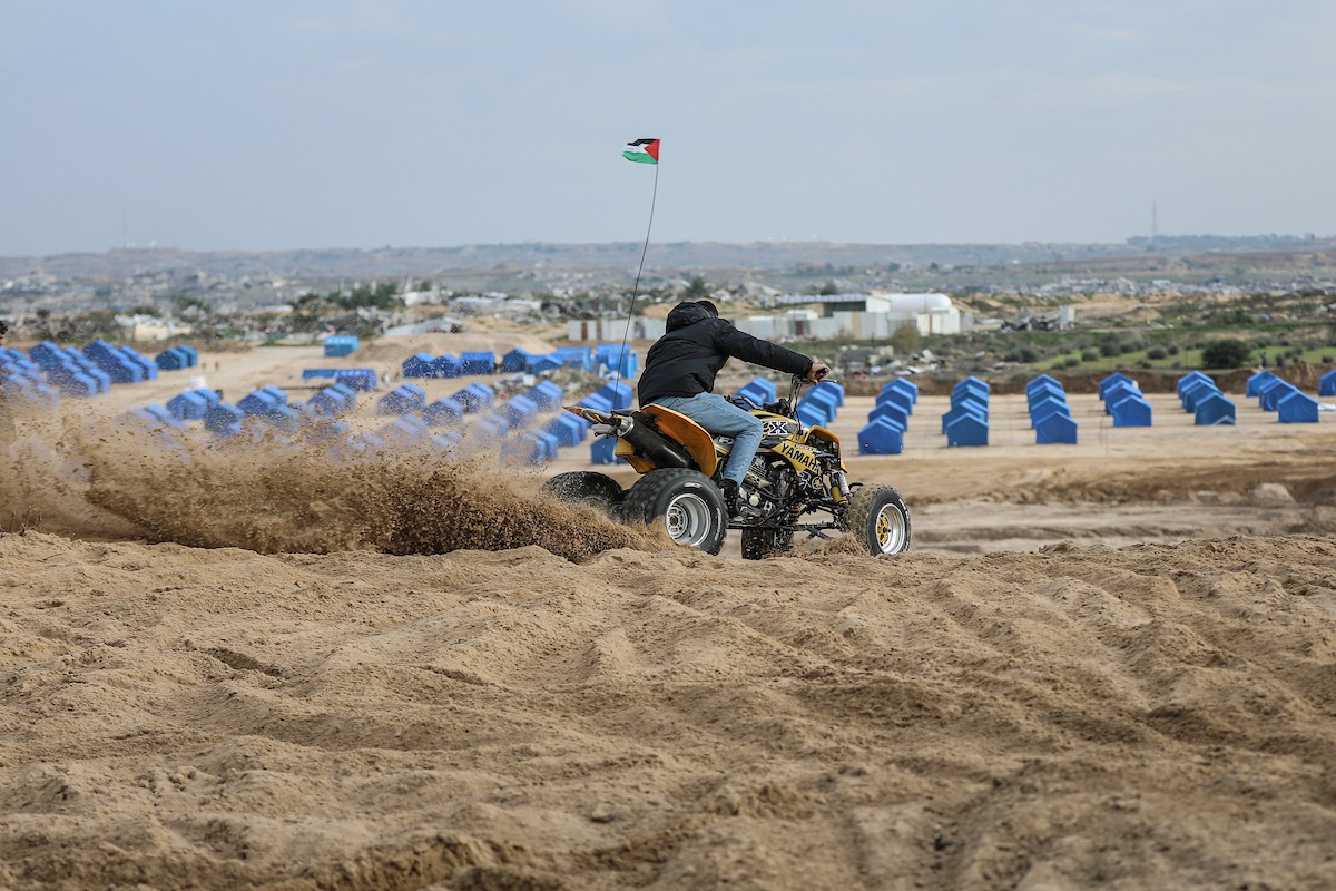 شبان فلسطينيون يركبون الدراجات النارية على الكثبان الرملية في بلدة الزهراء، بعد انقطاع دام عامين عن هذه الرياضة بسبب الحرب واحتلال الجيش الإسرائيلي للمنطقة المعروفة سابقا بمحور