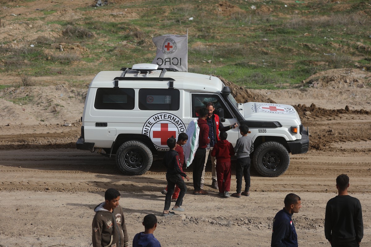 فرق من كتائب القسام ومسؤولون من الصليب الأحمر إلى جانب آليات ثقيلة تابعة لمصر،تجري عمليات بحث في حي الزيتون بمدينة غزة لاستعادة جثة إسرائيلي في 8 ديسمبر/كانون الأول 2025. تصوير: عمر أشتوي