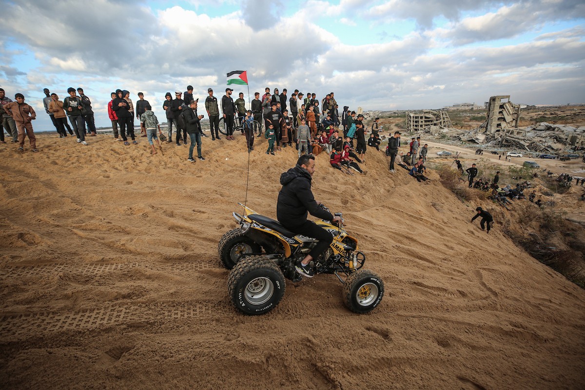 شبان فلسطينيون يركبون الدراجات النارية على الكثبان الرملية في بلدة الزهراء، بعد انقطاع دام عامين عن هذه الرياضة بسبب الحرب واحتلال الجيش الإسرائيلي للمنطقة المعروفة سابقا بمحور