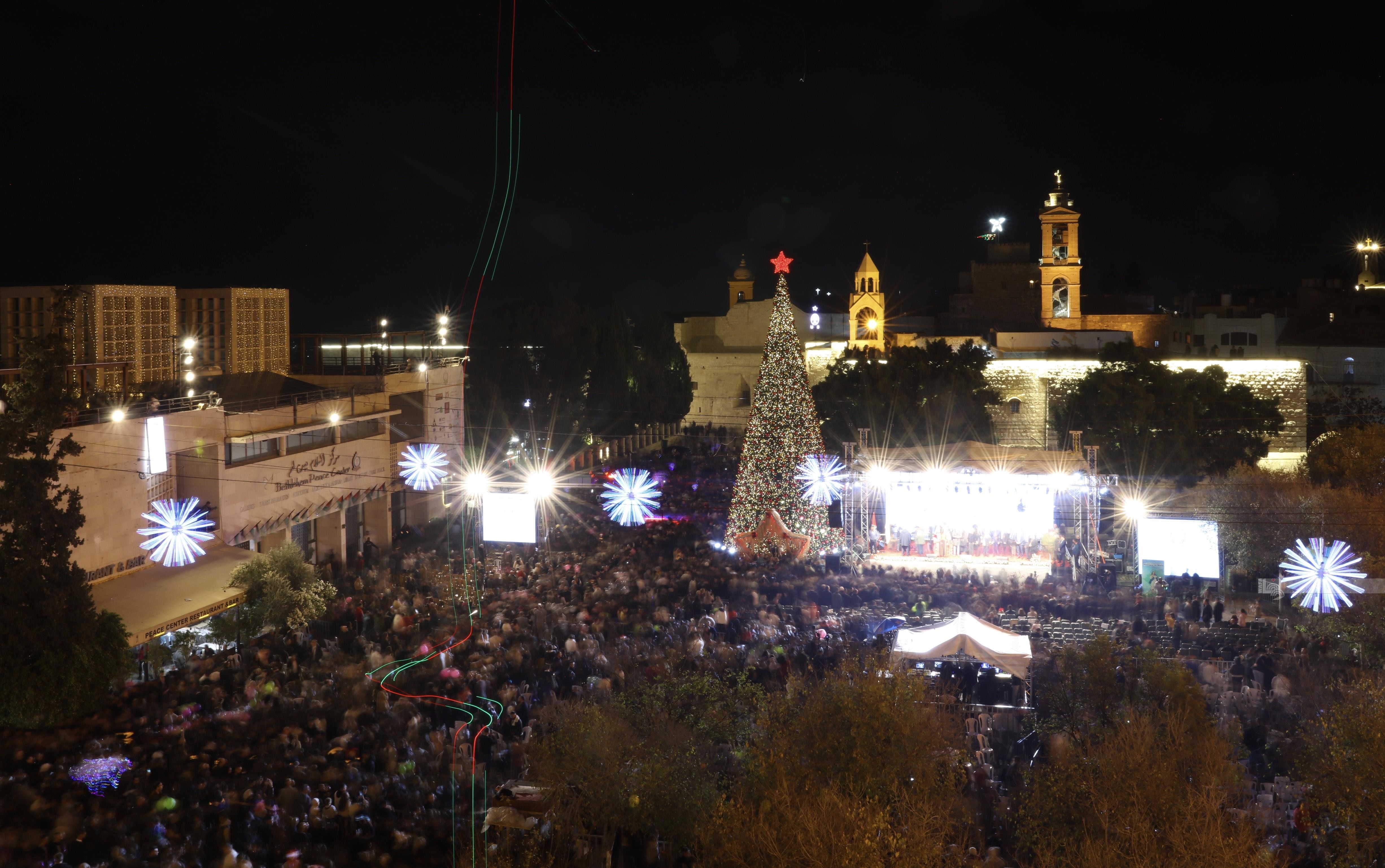 إضاءة شجرة الميلاد في بيت لحم.. تصوير - أحمد مزهر (وفا)