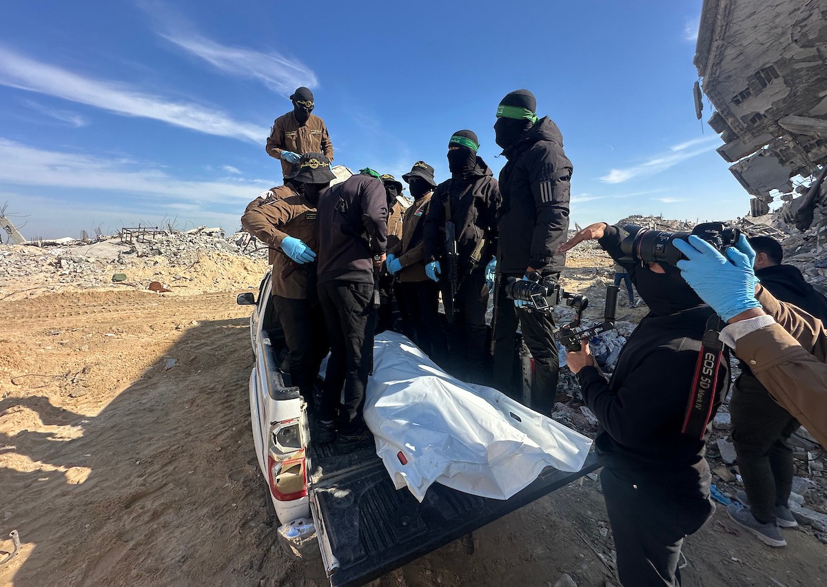 مسلحون من الجهاد الإسلامي وحماس يبحثون عن رفات رهائن إسرائيليين متوفين في بيت لاهيا، شمال قطاع غزة، الأربعاء 3 ديسمبر/كانون الأول 2025