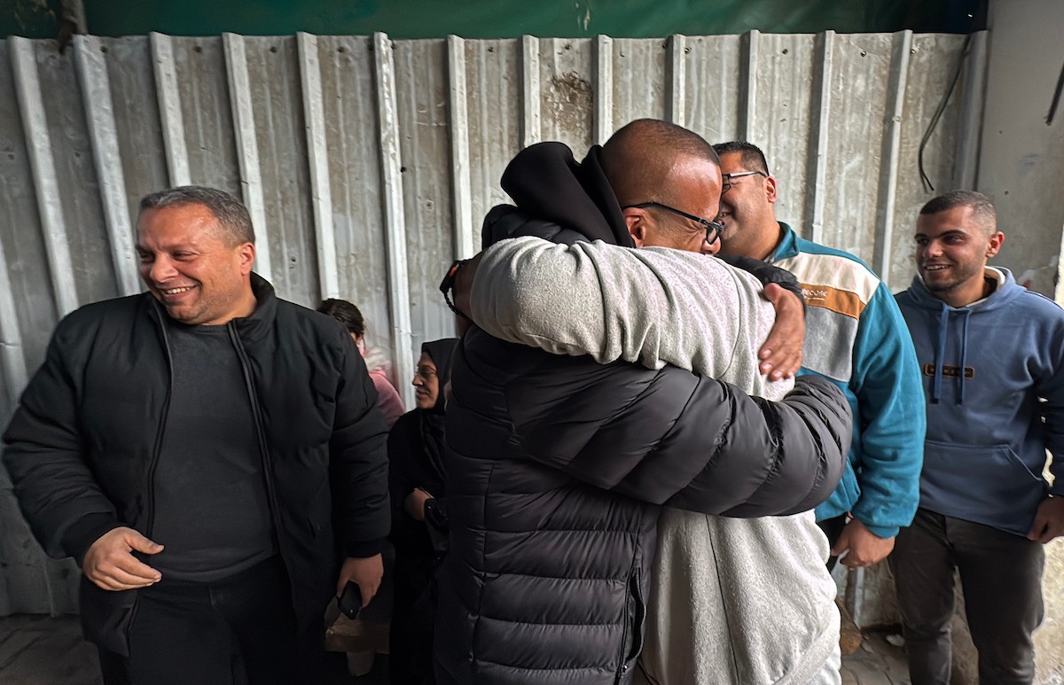 نقل أسرى فلسطينيين أفرج عنهم الجيش الإسرائيلي بواسطة سيارات تابعة للصليب الأحمر إلى مستشفى شهداء الأقصى لإجراء فحوصات طبية في دير البلح، وسط قطاع غزة، بتاريخ 28 ديسمبر/كانون الأول 2025. تصوير: أحمد إبراهيم