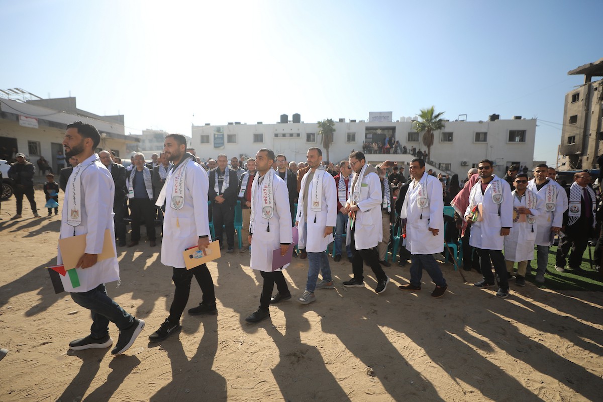 حفل تخرج للأطباء الحاصلين على البورد الفلسطيني في ساحة  الشفاء بمدينة غزة، 25 ديسمبر/كانون الأول 2025.تصوير: عمر أشتوي
