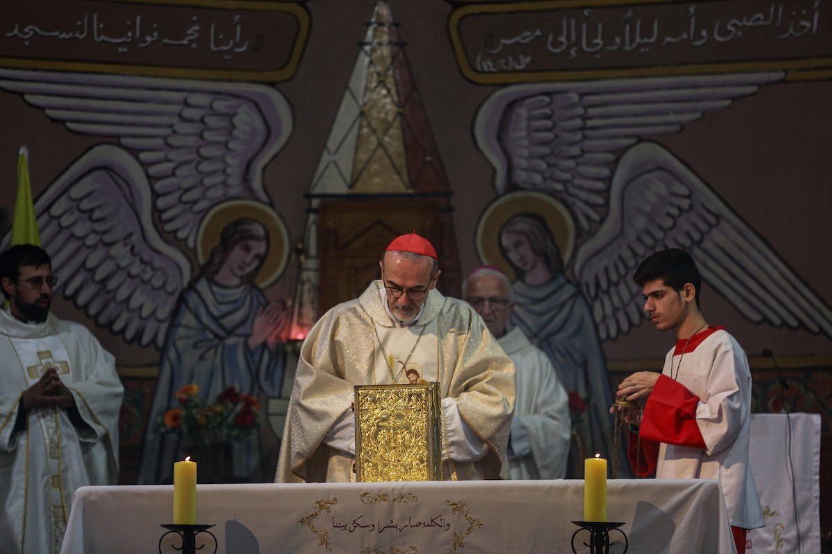 بطريرك اللاتين في القدس الكاردينال بييرباتيستا بيتسابالا يترأس قداس عيد الميلاد في غزة يوم الأحد 21 ديسمبر/كانون الأول 2025.تصوير: عمر أشتوي