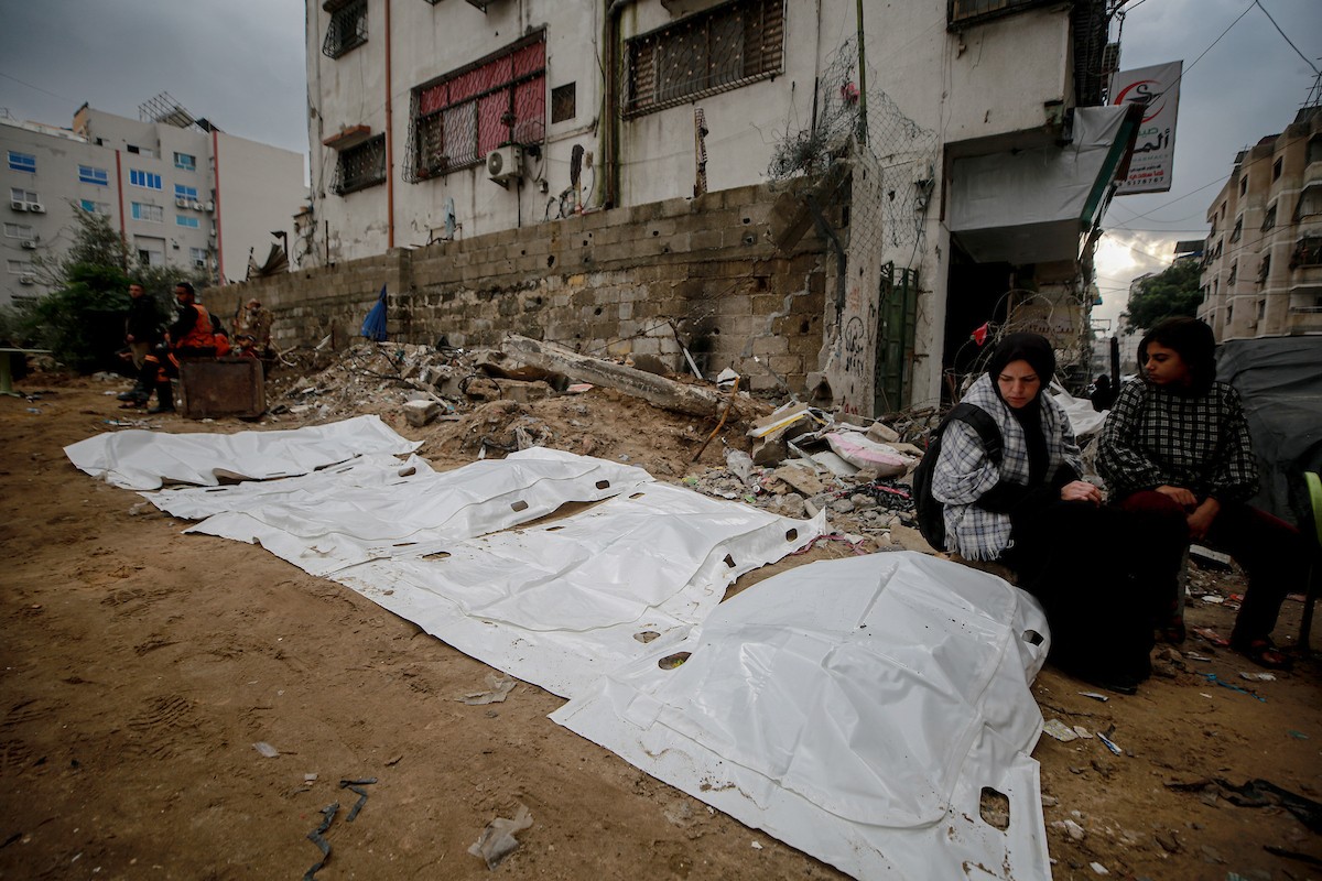 عمال الدفاع المدني الفلسطيني يبحثون عن جثث في مبنى منهار يعود لعائلة سالم، استُهدف بغارات إسرائيلية في بداية الحرب، في شارع الجلاء بمدينة غزة، يوم الاثنين 15 ديسمبر/كانون الأول 2025. صورة: عمر أشتوي